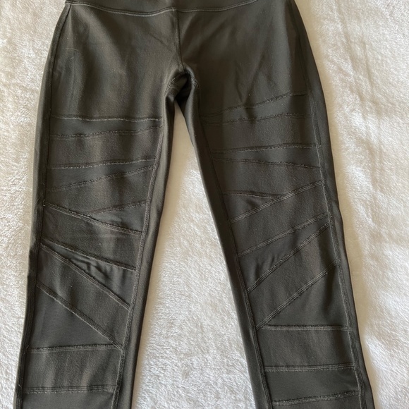 Lululemon leggings, size4, camo green - Picture 5 of 5